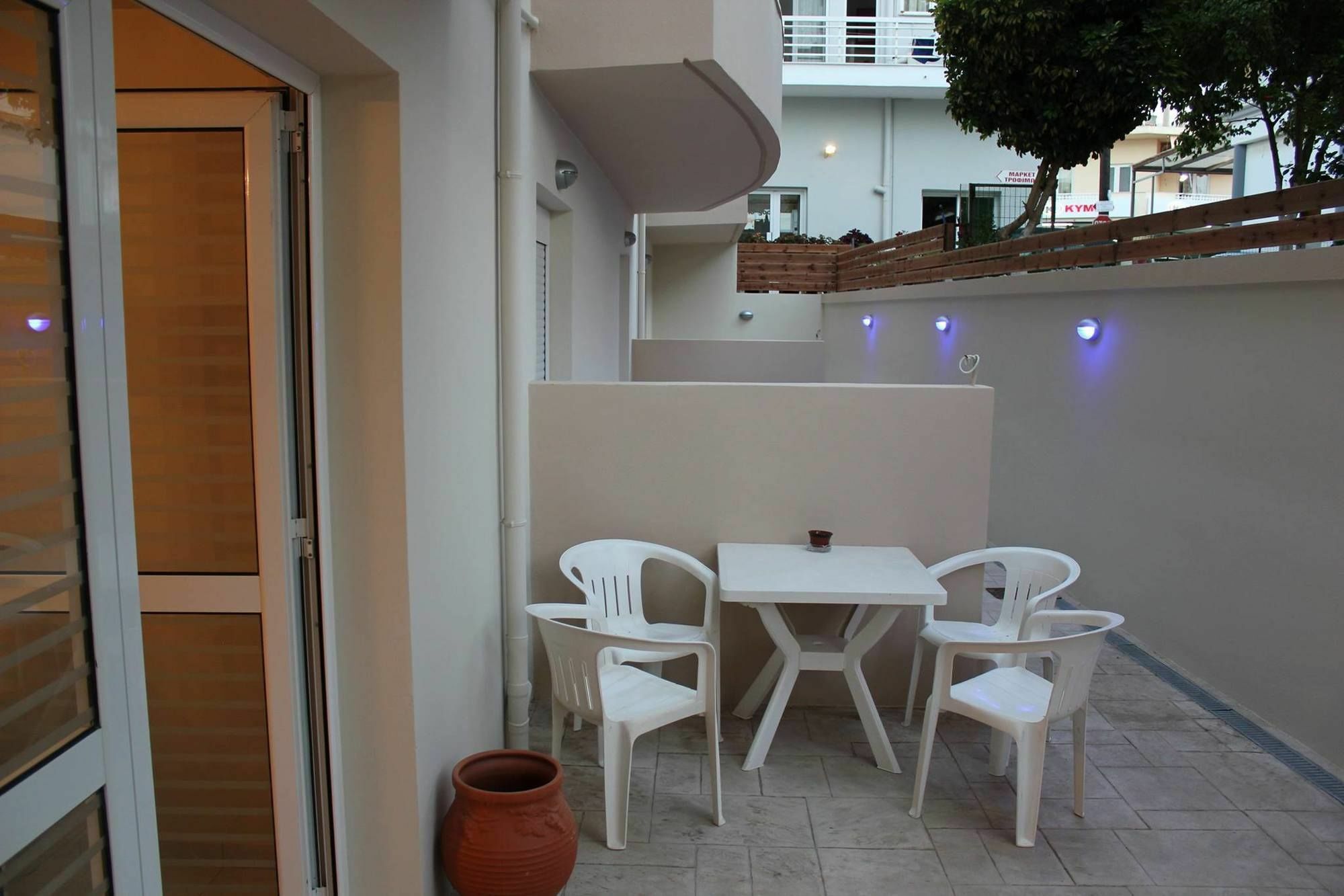 העיירה רתימנו Helen Apartments מראה חיצוני תמונה